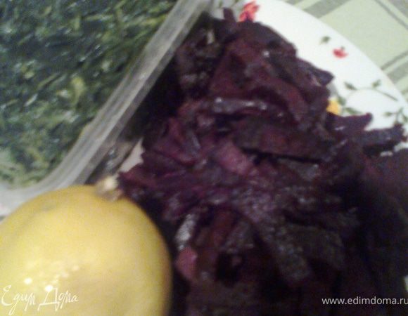 Готовую свеклу нарезать соломкой и бросить в готовый уже суп.А можно по совету Юлии выложить немного на дно тарелки свеклы и залить бульоном.В самом конце добавить по вкусу лимонный сок и укроп(у меня замороженный)