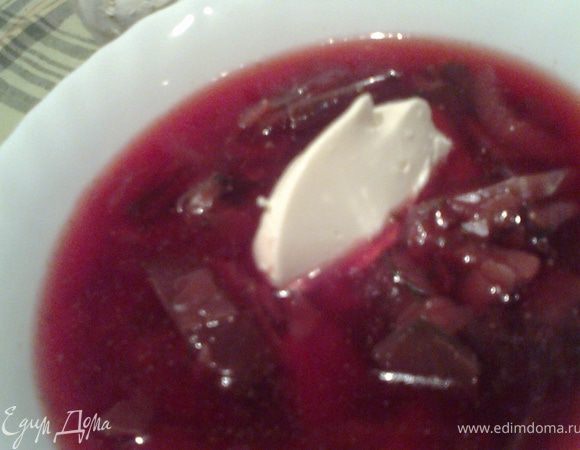 Подавать со сметаной и чесночными гренками(чеснок у меня в борще).