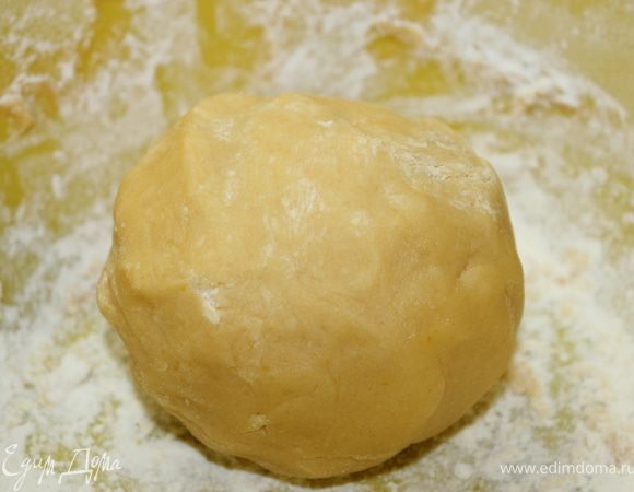 Масло растереть с сахаром и ванильным сахаром. Добавить яйцо,разрыхлитель и муку, замесить тесто.