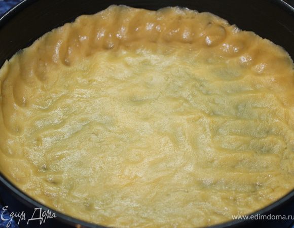 Форму смазать маслом, выложить тесто, сделать бортики.