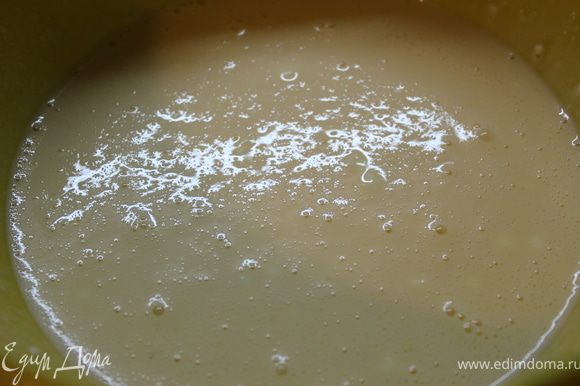 Готовим крем: Альметте перемешать с сахаром и добавить молоко, яйца, ванильный сахар. Хорошенько все перемешать.