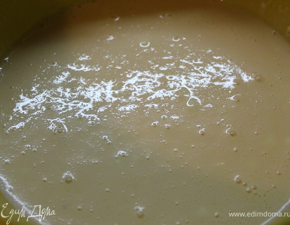 Готовим крем:
Альметте перемешать с сахаром и добавить молоко, яйца, ванильный сахар. Хорошенько все перемешать.

