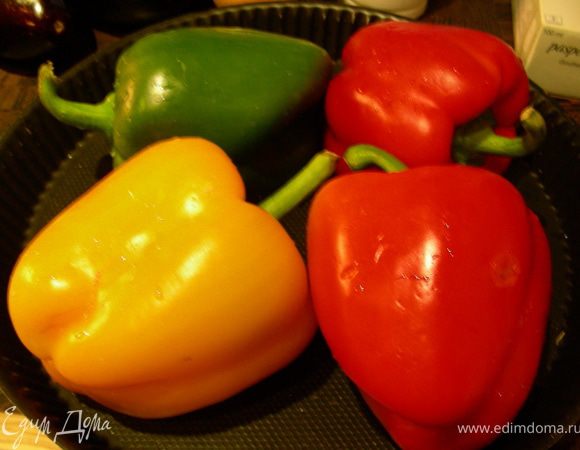 Перцы запекаем в духовке минут 40 (духовка 180-200гр).  Кладем их в полиэтиленновый пакет минут 10, затем сминаем кожуру. Режем их полосочками.

