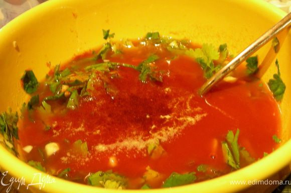 Для заправки-маринада смешиваем масло (или, как я, томатный соус), уксус, мелкопорезанный чеснок, травки, соль. перец.