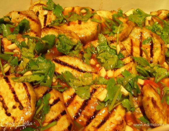 Теперь выкладываем все в форму слоями, после каждого поливаем заливкой-маринадом. Баклажаны.
