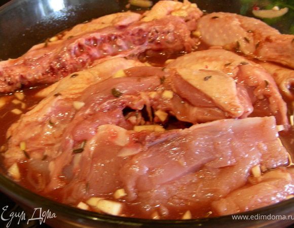 Курочку режем на порционные кусочки. Для маринада смешиваем специи, чеснок, имбирь, вино. Оставляем как минимум на 2 часа (у меня на 6 часов получилось).
