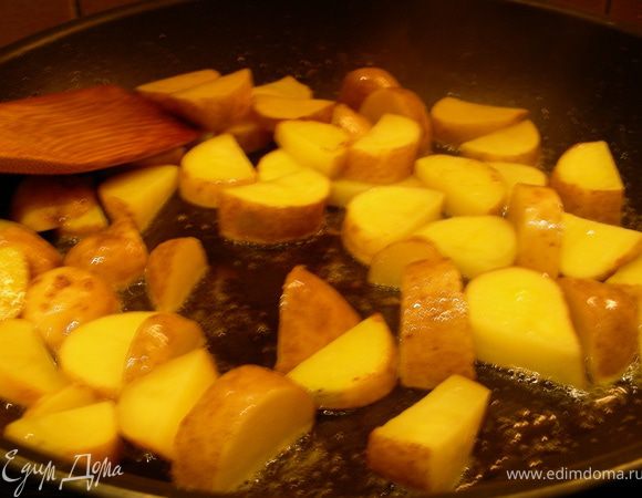 В рецепте предлагается картофель просто пожарить. Можете его запечь, отварить или использовать любой другой гарнир.
