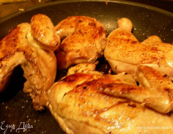 На сковородку, где жарился картофель выкладываем куски курочки (обсушенные от маринада) и обжариваем их до хрустящей корочки. Вынимаем ее.