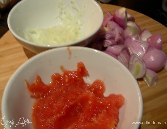 Луковицу и помидоры натираем на терке. Шалот режем крупно (например, напополам).
