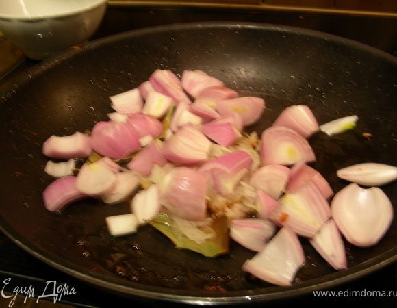 Добавляем к ним лук и шалот. Готовим минут 5.
