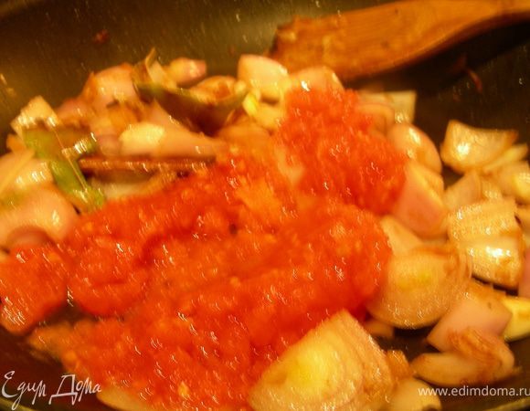 Добавляем помидор. Готовим еще минут 5.
