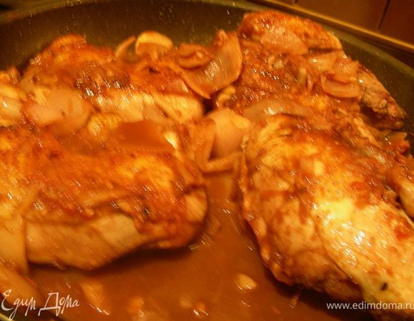 Возвращаем на сковородку нашу курочку, можно добавить немного теплой воды и готовим все до готовности курочки на невысоком огне. Я тут время точно не засекала, где-то минут 20-25. Соус должен увариться и загустеть. Я ближе к концу добавила в сковородку картошечку, чтобы пропиталась.
