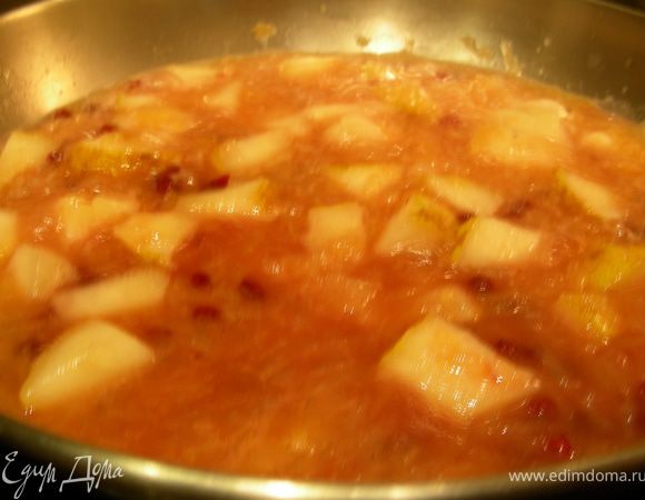Разогреваем масло, обжариваем на нем пару минут наши фрукты. Добавляем к ним сок с конфитюром. Готовим пару минут и снимаем с огня. (Сока получилось прилично, но он потом подзагустел, получилось не слишком жидко, не слишком густо, нечто среднее)).
