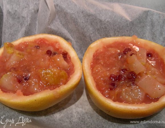 Разогреваем духовку до 200-220 гр. Выкладываем фрукты в скорлупки.
