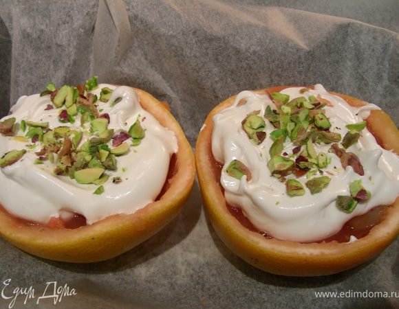 Выкладываем белок на фрукты и сверху посыпаем рубленными фисташками. Ставим в духовку минуты на 3-5, меренга должна немного запечься. Я предлагаю намного другую последовательность, как вариант: сначала поставить скорлупки с фруктами в духовку минут на 5, чтобы они прогрелись, а уже потом выложить на них меренгу и вернуть в духовку еще на несколько минут.
