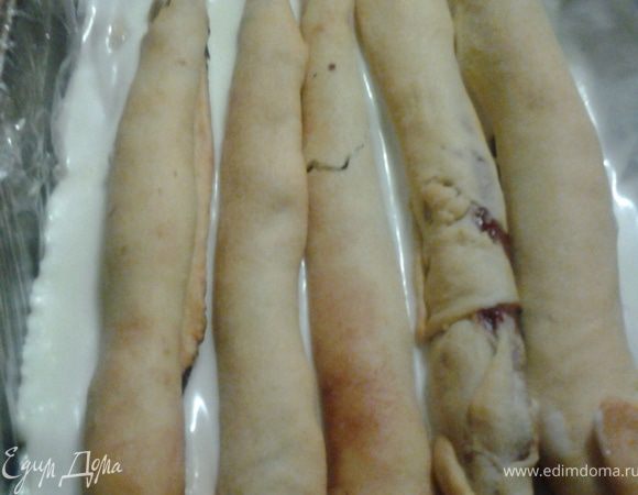 Продолжать до тех пор, пока не закончатся трубочки, последним должен быть крем. Сверху украсить крошкой из хвостиков трубочек. Так как коржи плотные, то лучше отправить торт в холодильник на ночь, чтобы хорошенько пропитался.

Приятного аппетита! 