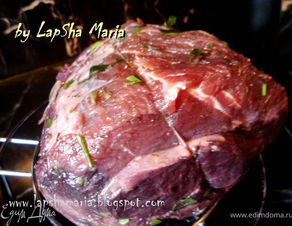 "За пол часа до готовки достаньте мясо и положите его сохнуть на доске. Непосредственно перед обжаркой промокните его насухо бумажным полотенцем. Предварительно разогреть духовку до 350 по фарингейту (~ 180 С)."
