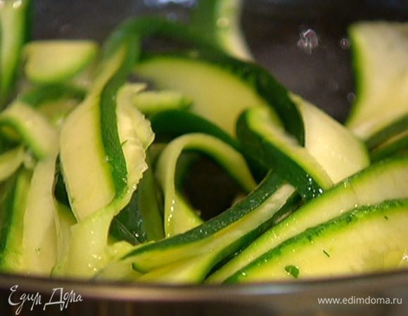 Разогреть в сковороде 1 ст. ложку оливкового масла, выложить цукини, посолить и слегка обжарить.