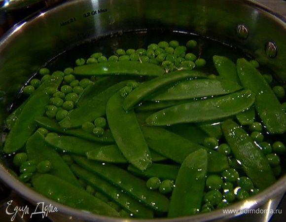 Горошек и фасоль отваривать в кипящей воде несколько минут, затем воду слить.