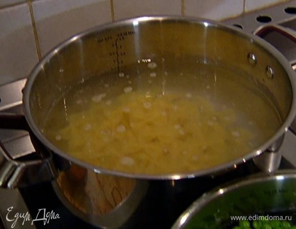 Макароны отварить в подсоленной воде согласно инструкции на упаковке, затем воду слить.