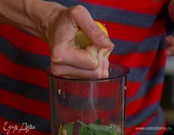 Цедру лимона натереть на мелкой терке, из половинки лимона отжать сок.