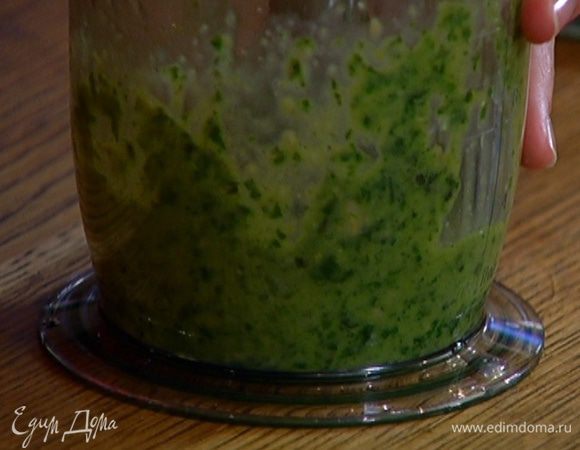 Базилик, лимонную цедру, сахар и орехи поместить в блендер, добавить щепотку соли, лимонный сок и 2–3 ст. ложки оливкового масла и все взбить.