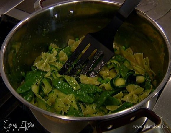 К готовым макаронам добавить горошек, фасоль и цукини, заправить соусом и перемешать.