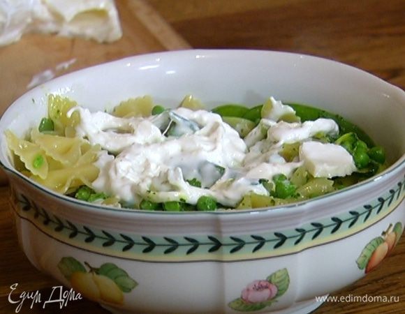 Сыр выложить сверху на макароны, разломив его на кусочки.  