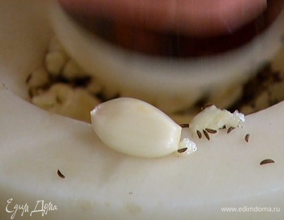 Чеснок почистить.