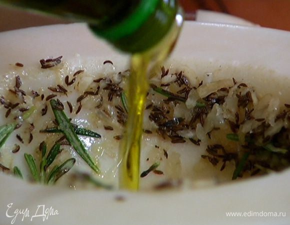 Приготовить маринад: тмин растереть в ступке с чесноком, солью и листьями розмарина, добавить оливковое масло, перемешать.