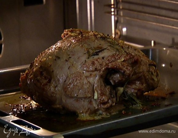 Отправить баранину в разогретую до 220°С духовку и сразу убавить температуру до 200°С, а через 15 минут — до 180°С. Запекать мясо до готовности, периодически поливая его выделившимся соком.
