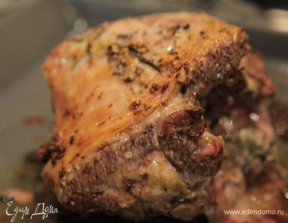 Готовое мясо вынуть из духовки и дать ему отдохнуть минут 10, а потом подавать.