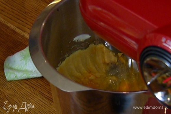 Приготовить тесто: 150 г предварительно размягченного сливочного масла и 120 г сахара вымешать в комбайне насадкой для теста.