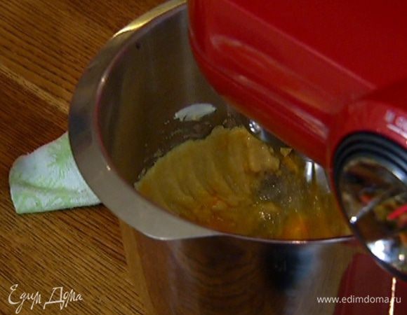 Приготовить тесто: 150 г предварительно размягченного сливочного масла и 120 г сахара вымешать в комбайне насадкой для теста. 