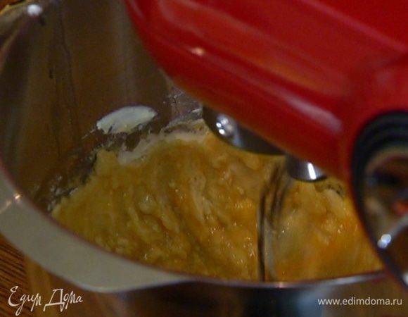 Продолжая вымешивать, влить кленовый сироп, ввести 2 яйца и 2 ст. ложки муки.