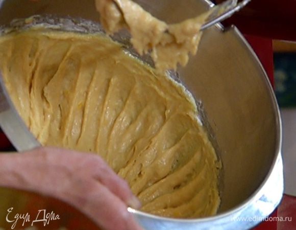 Не выключая комбайна, добавить еще одно яйцо, влить ром, всыпать немного муки.