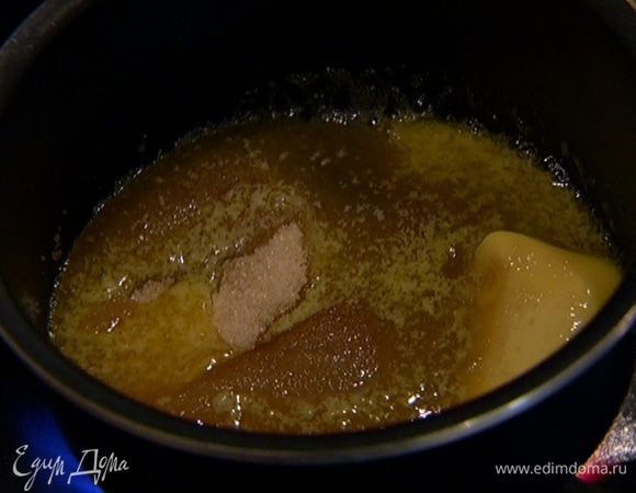 Приготовить карамель: в небольшой кастрюле соединить оставшееся сливочное масло с сахаром и растопить на небольшом огне, затем влить лимонный сок и продолжать прогревать, пока карамель не станет светло-золотистой.