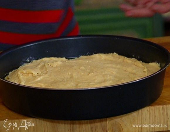 Выложить кольца ананаса в форму для выпечки, залить карамелью, сверху  равномерно распределить тесто.