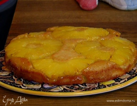 Выпекать пирог в разогретой духовке 40 минут.
Готовый пирог немного остудить, затем выложить на блюдо, перевернув его.