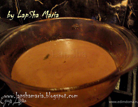 "Когда мясо готово, переложите его на тарелку. Уберите все веревки. Срежьте весь лишний жир и держите мясо в тепле пока закончите соус(5-10 минут). Снимите жир с сока от тушения, если это необходимо и перелейте сок в кастрюльку без овощей. Прокипятите на медленном огне 1-2 минуты. Снова снимите пену, если она образуется, делайте так до тех пор, пока соус не будет чистым и красивым. Попробуйте соус, он должен быть немного загустевший. Если он слишком жидкий добавьте немного крахмала и вина и прокипятите ещё 2 минуты." (Мой соус не достаточно загустел, а крахмала у меня не оказалось, поэтому я добавила немного муки, думаю на вкус это повлияло не сильно. И он довольно сильно уварился и стал слишком концентрированным, поэтому я немного добавила горячей воды)