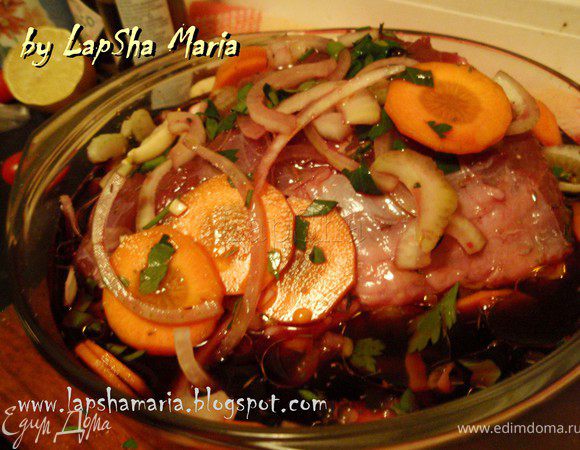 "Положите половину овощей, трав и специй в кастрюлю. Натрите мясо солью и перцем и положите его сверху на овощи. На мясо положите оставшуюся половину овощей и трав.  Налейте сверху вино, бренди и оливковое масло. Накройте крышкой и маринуйте минимум 6 часов (10-12 часов, если мясо охлажденное). Перемешивайте мясо примерно каждый час или около того." (Я мариновала около 12 часов, на ночь)
