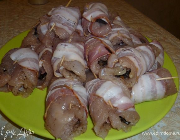 Чернослив с луком завернуть в филе и обернуть каждый кусок беконом.