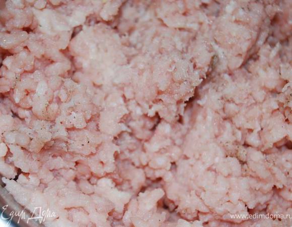 Пока варится бульон,приготовим фарш из индейки,немного посолим и поперчим его.