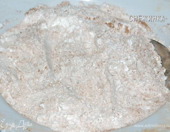 Муку просеиваем в миску вместе с какао и разрыхлителем.