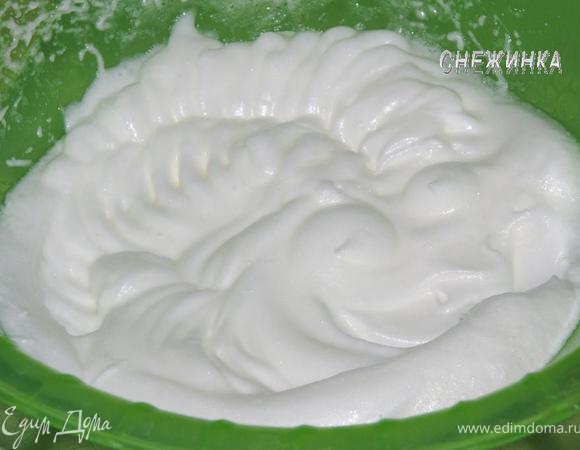Белки при помощи миксера взбиваем в крепкую пену.