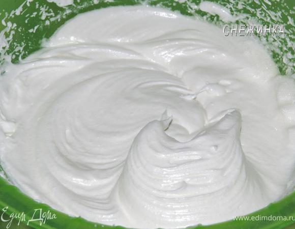 Взбивая миксером на небольшой скорости, вводим сахар.