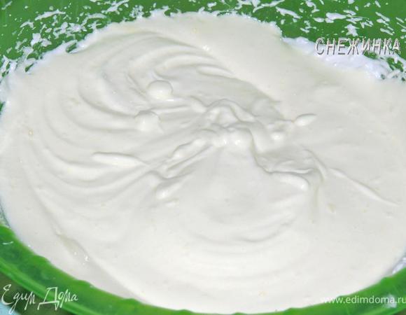 По одному вводим желтки, постоянно взбивая миксером. Масса становится слегка кремового цвета.