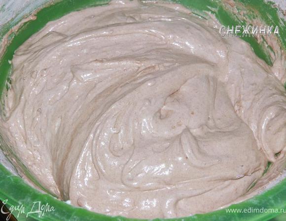 Аккуратно вводим в массу муку с разрыхлителем и какао, плавными движениями перемешиваем снизу вверх. 