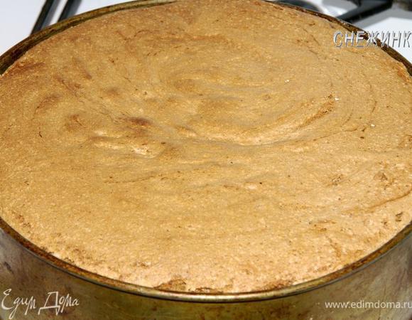 Выпекаем бисквит около 45 минут при 190С. Вначале духовку разогреть до 230С, затем убавить температуру и выпекать бисквит. Вот так он подрос.