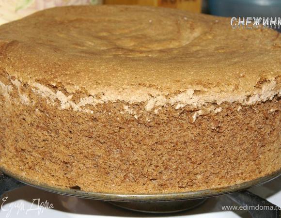 Даем немного остыть в форме. Ножом проходим по краю бисквита, для надежности, чтобы он легко извлекся из формы. Снимаем кольцо формы. Красивый и высокий бисквит готов!